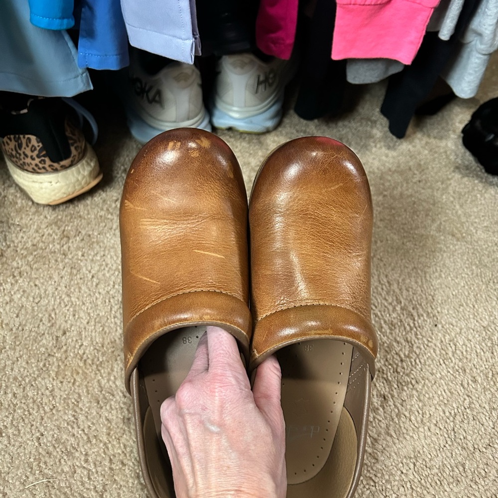 Dansko Women's Honey distressed  Clogs 38 - Picture 3 of 5